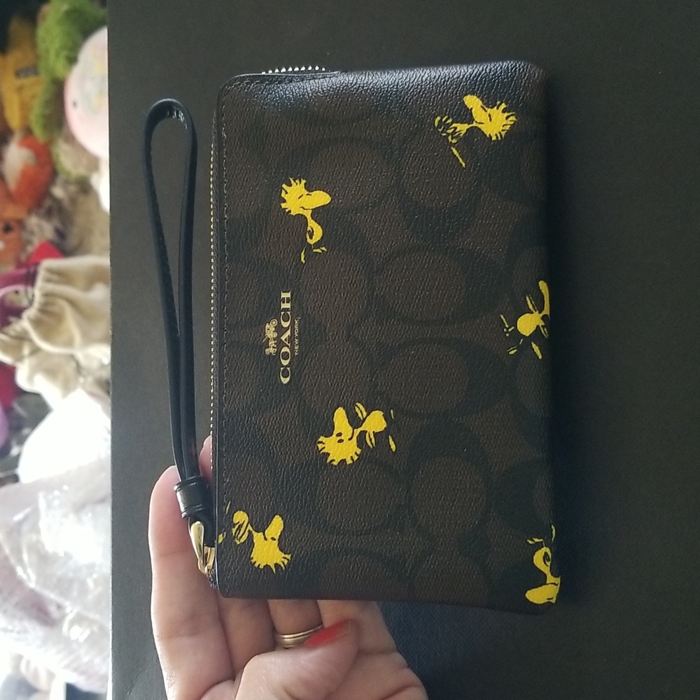 🥜Coach Woodstock Peanuts Limited Edition Collection Signature Wristlet🛍
